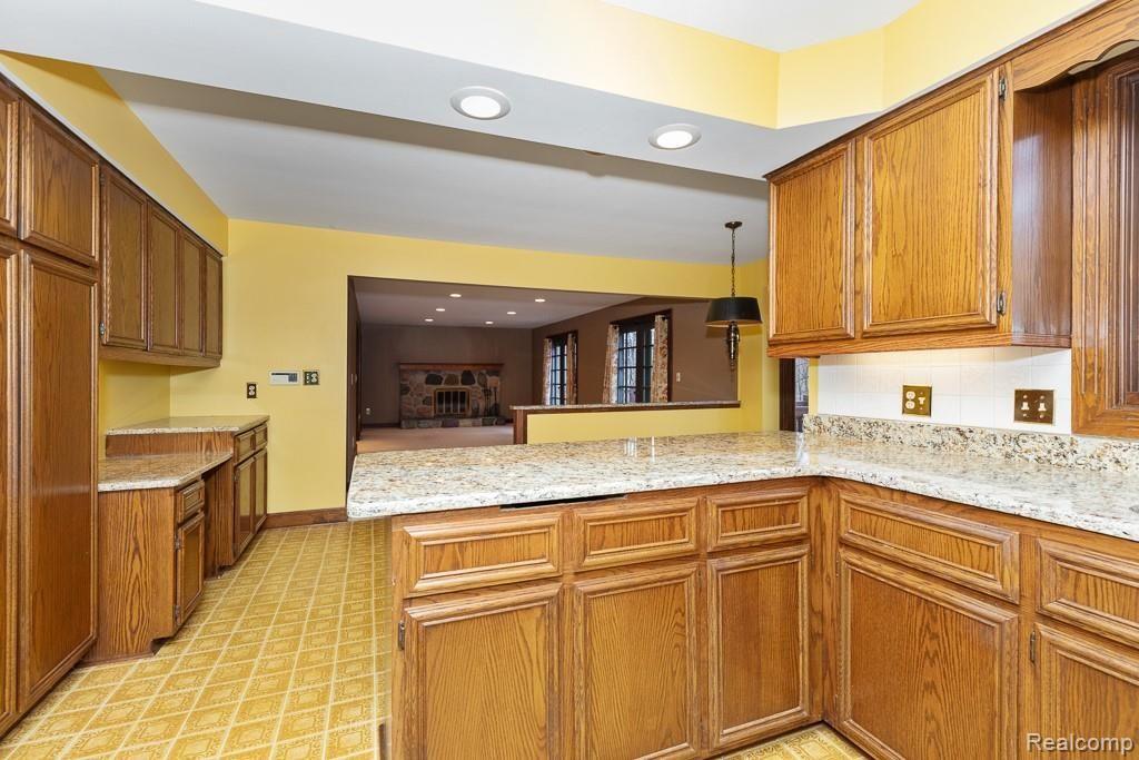 1045 East Snell Road Rochester, MI 48306 - Photo 10 of 42 KITCHEN.jpg