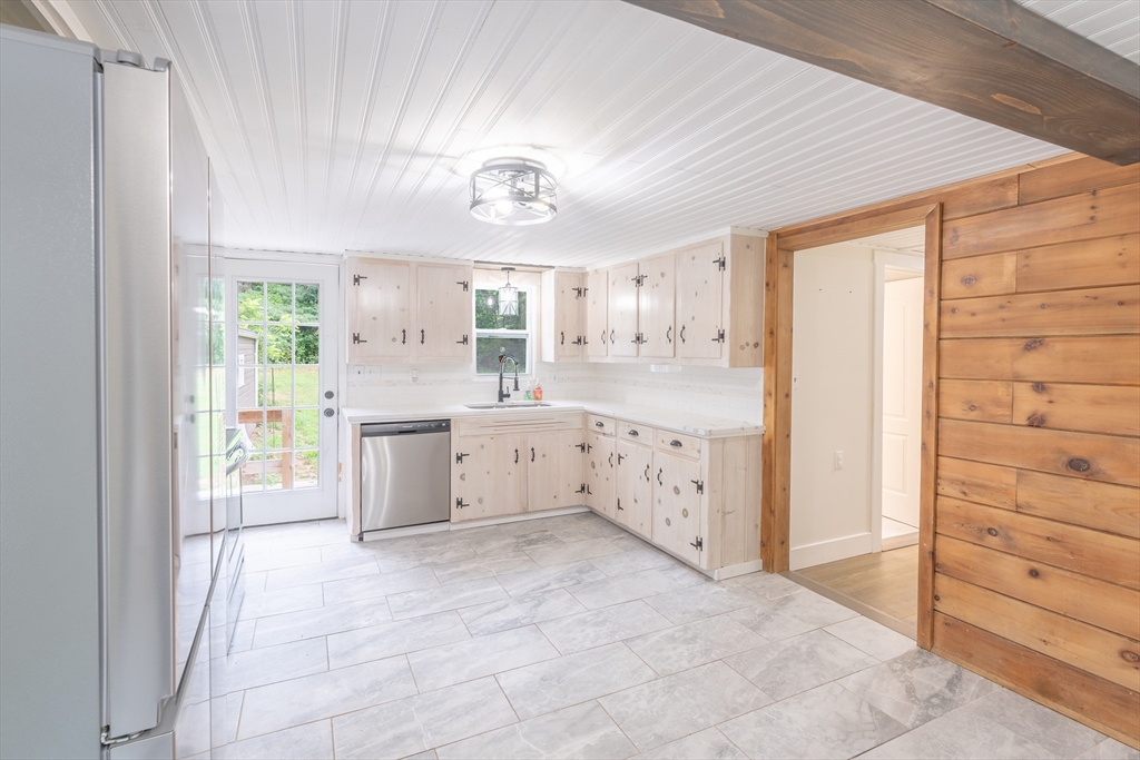 725 Lombard Road Chicopee, MA 01020 - Photo 8 of 36 Gallery Image 8