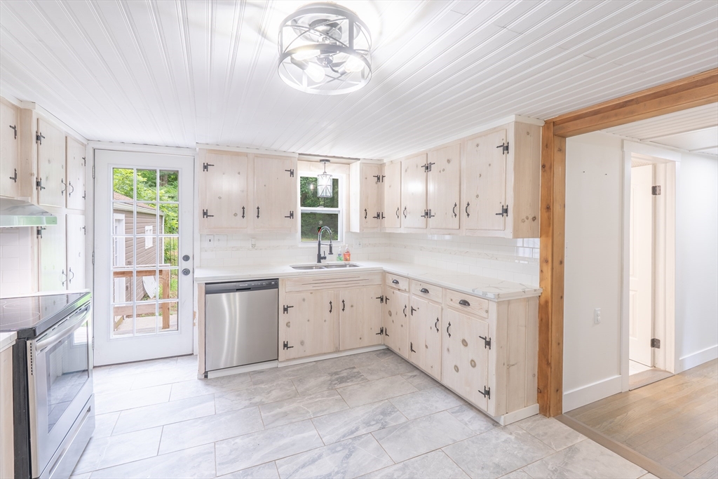 725 Lombard Road Chicopee, MA 01020 - Photo 9 of 36 Gallery Image 9
