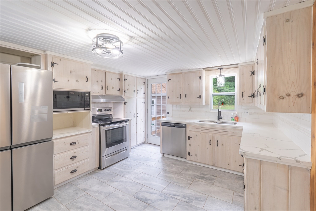 725 Lombard Road Chicopee, MA 01020 - Photo 10 of 36 Gallery Image 10