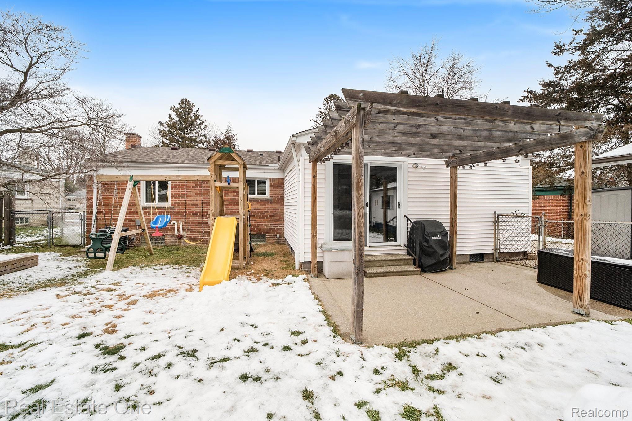 1276 Catalpa Drive Rochester, MI 48307 - Photo 4 of 28 Nice Size Patio.jpg