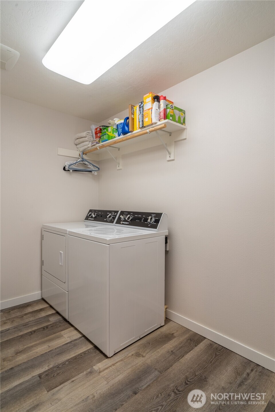 1630 Filmore Drive Moses Lake, WA 98837 - Photo 16 of 40 a utility room with washer and dryer