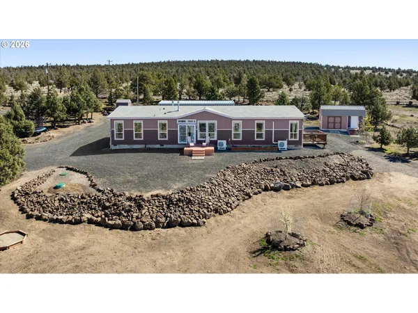 a black and white photo of a building