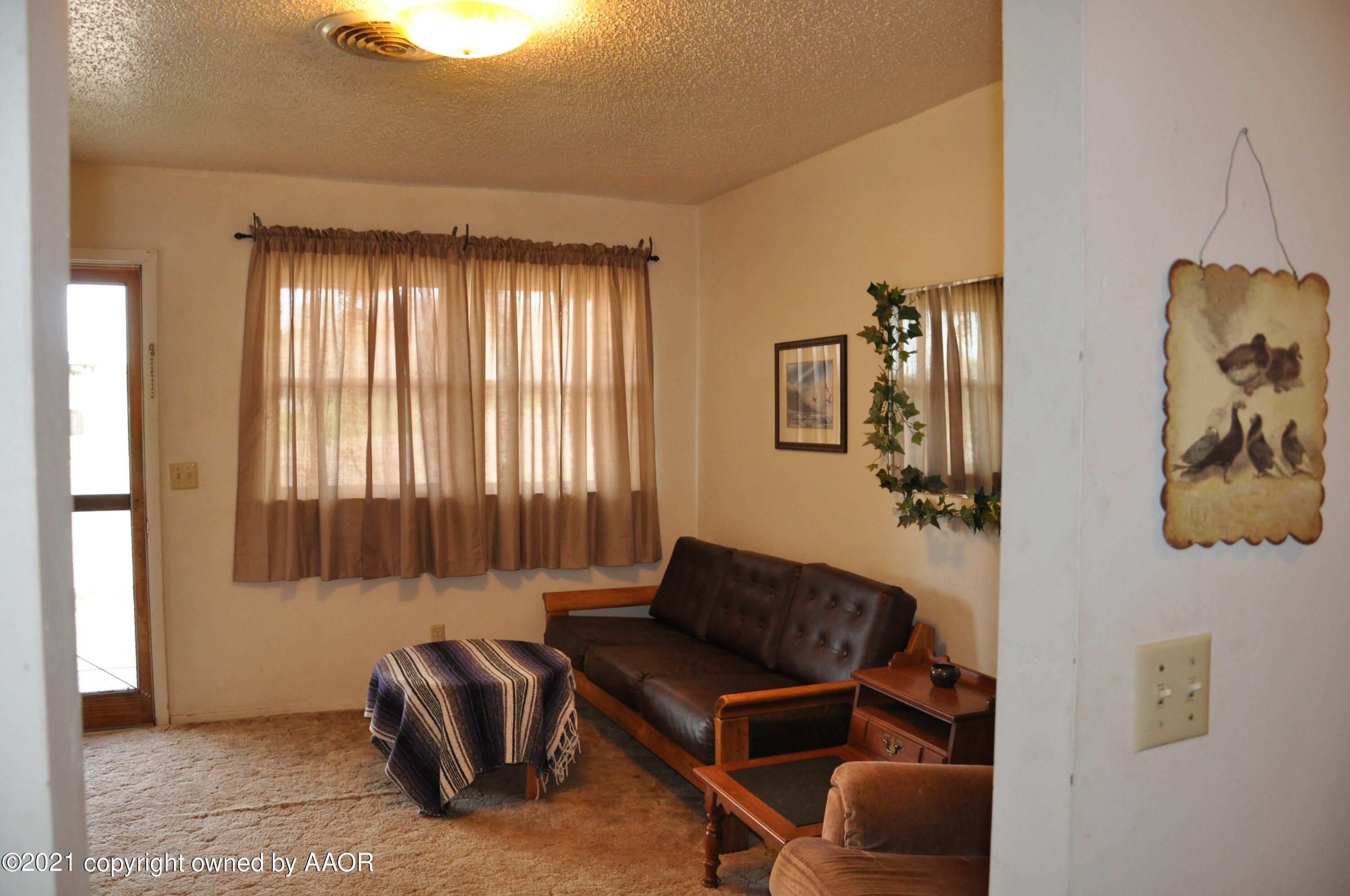 401 Mesa View Miami, TX 79059 - Photo 11 of 26 a living room with furniture and a window