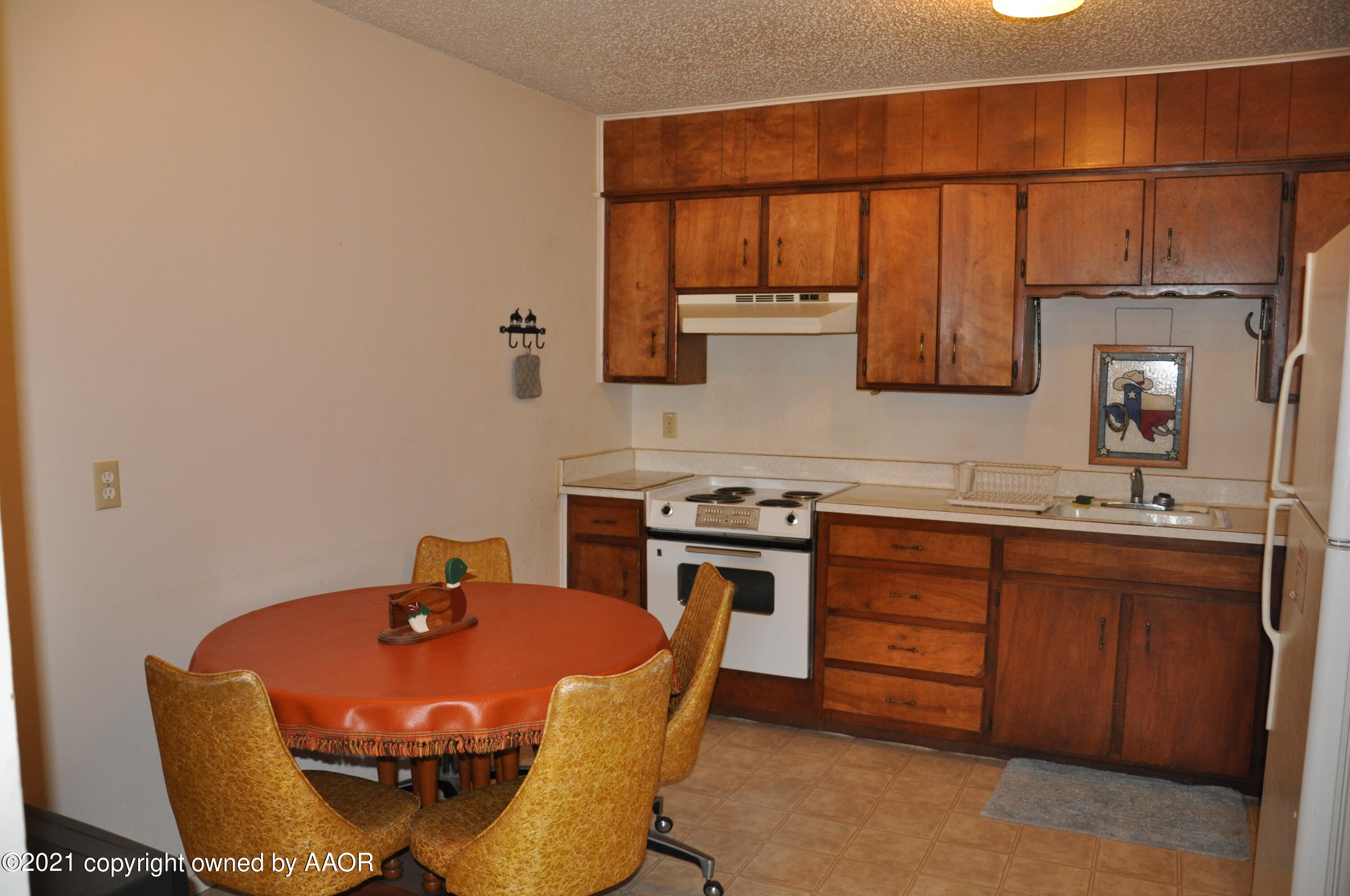 401 Mesa View Miami, TX 79059 - Photo 12 of 26 a dining room with a sink table and chairs