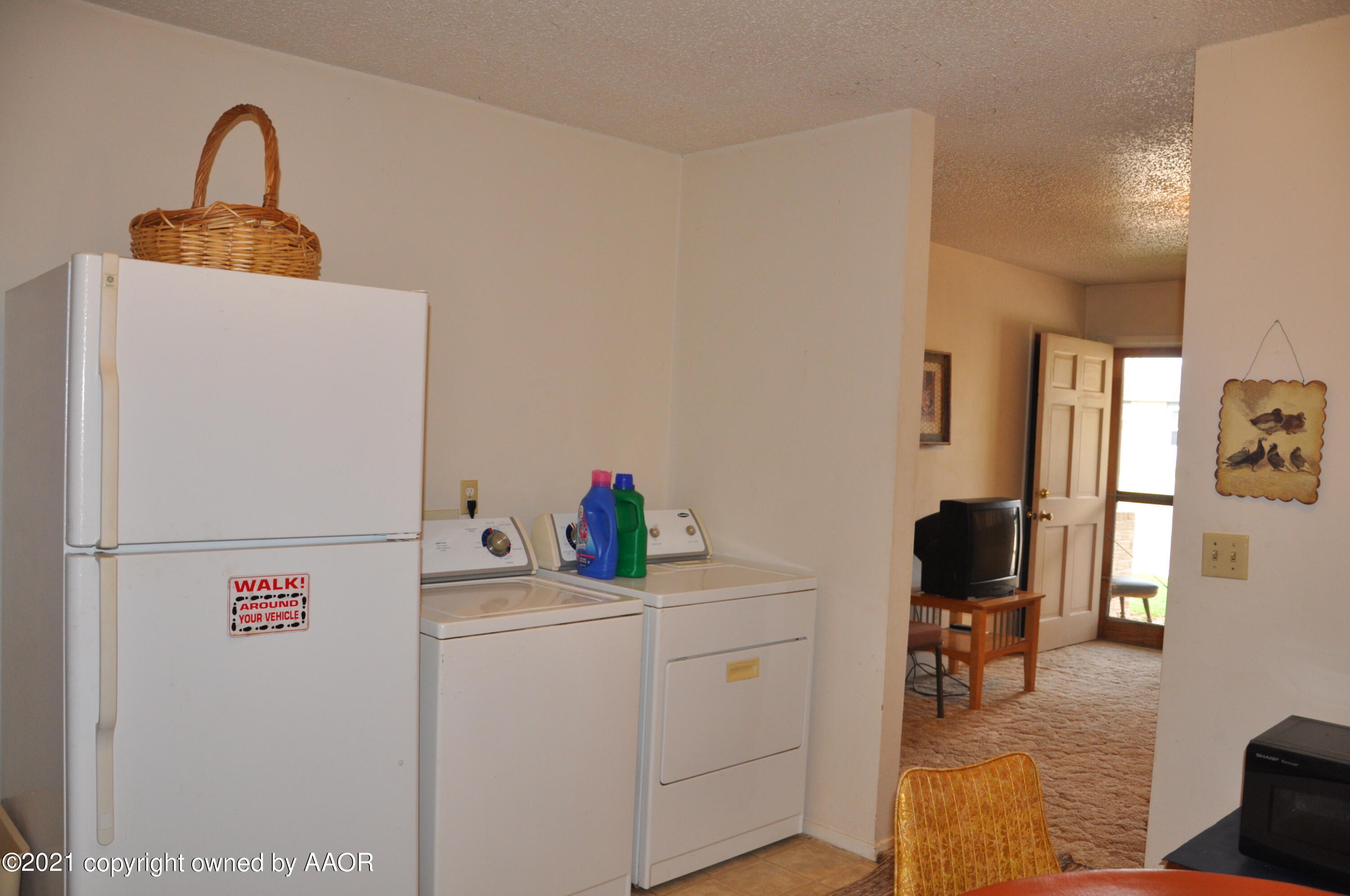 401 Mesa View Miami, TX 79059 - Photo 13 of 26 a utility room with dryer and washer