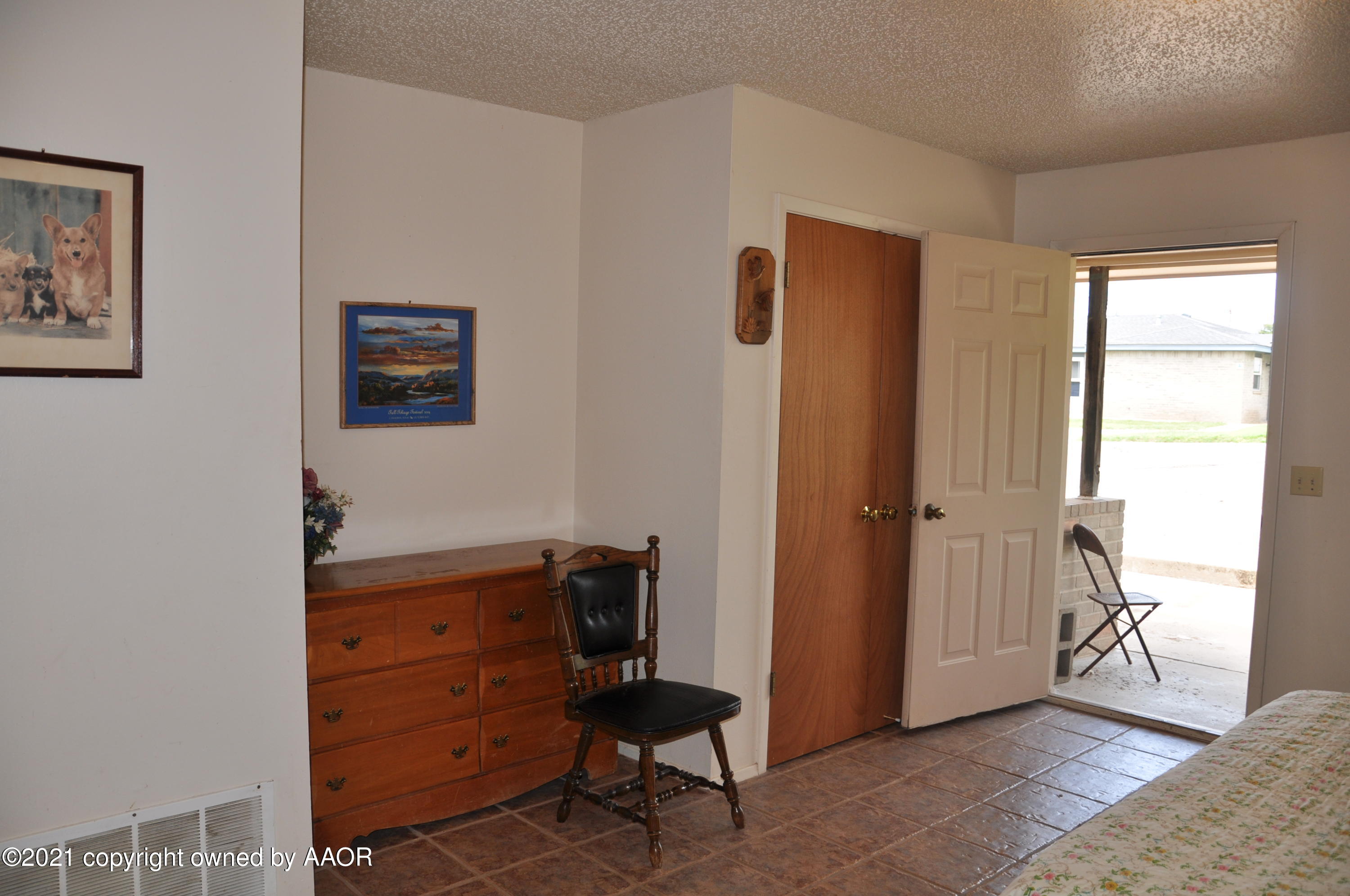 401 Mesa View Miami, TX 79059 - Photo 18 of 26 a view of a hallway with workspace and a window