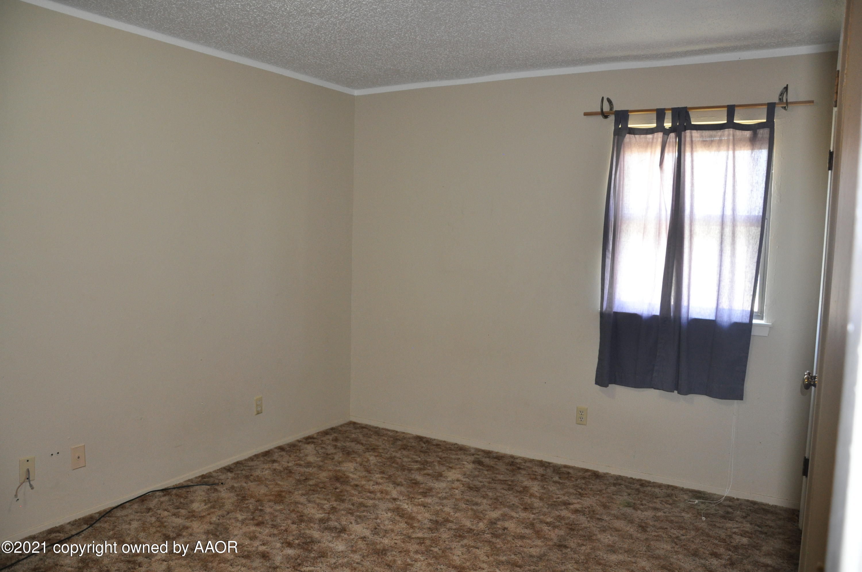 401 Mesa View Miami, TX 79059 - Photo 10 of 26 an empty room with windows