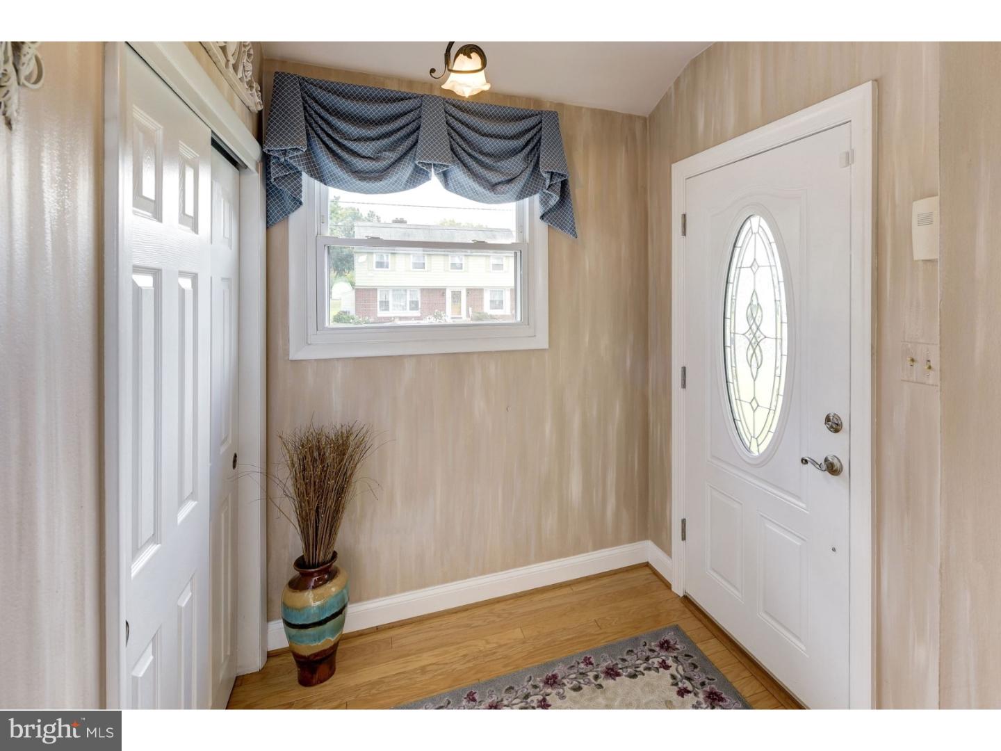711 Hilltop Road Cinnaminson, NJ 08077 - Photo 6 of 25 Foyer