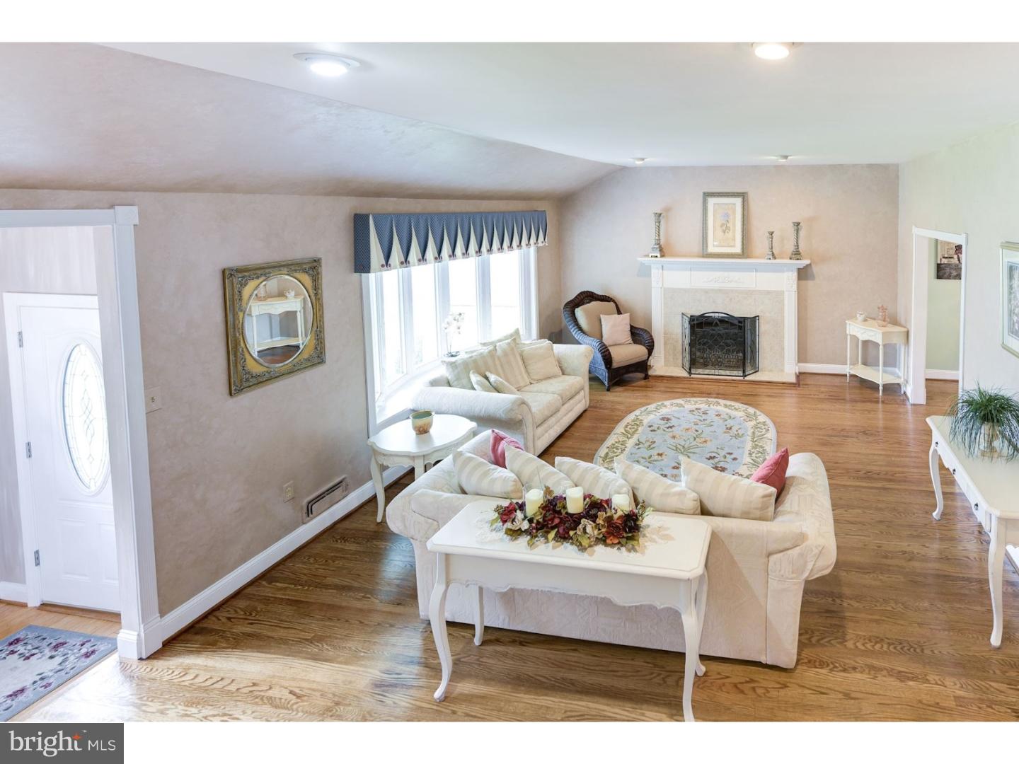 711 Hilltop Road Cinnaminson, NJ 08077 - Photo 7 of 25 Living Room