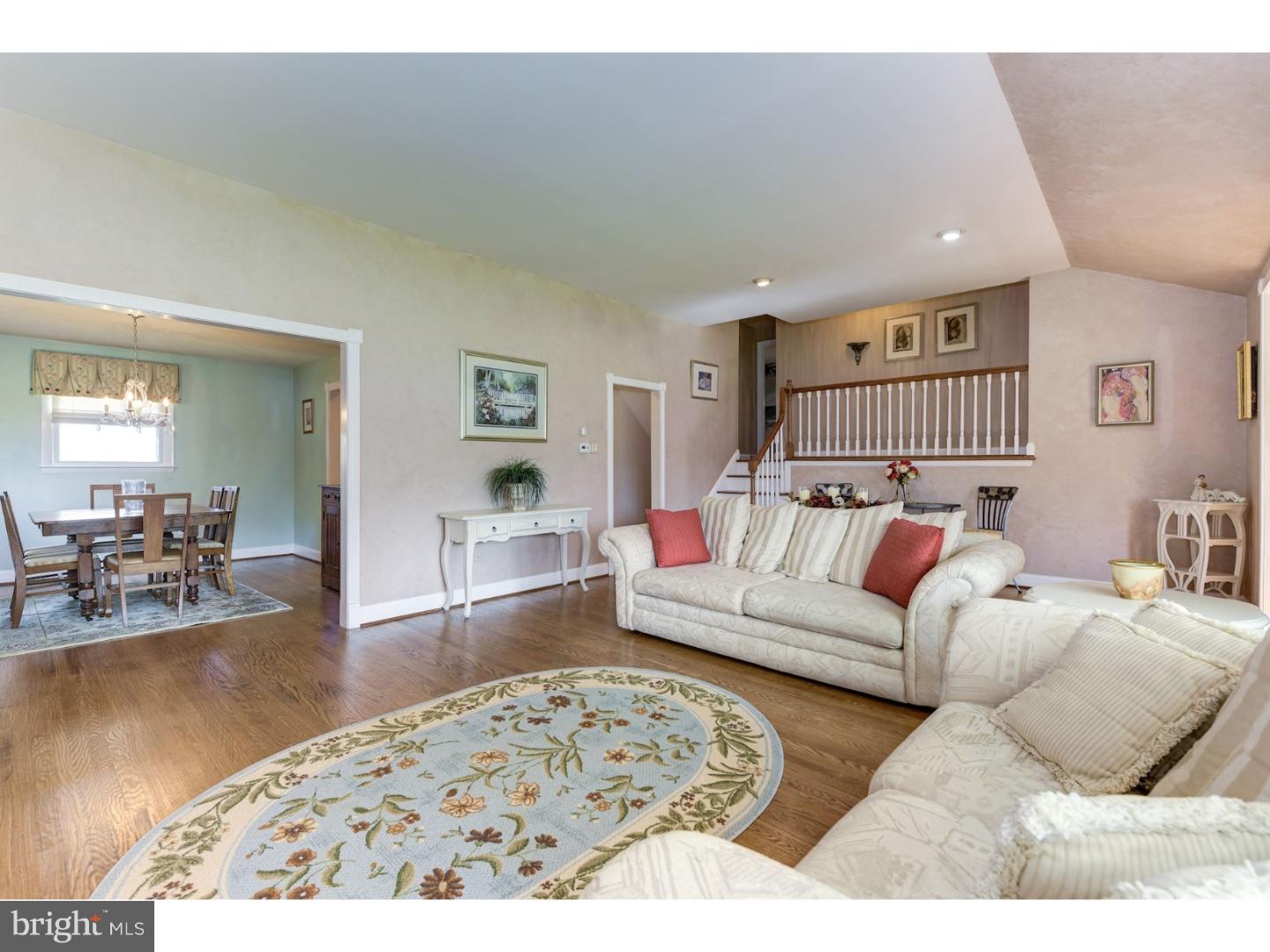 711 Hilltop Road Cinnaminson, NJ 08077 - Photo 9 of 25 Living Room
