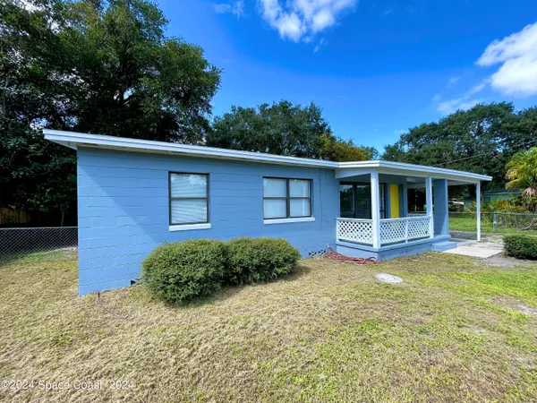 a view of a house with a yard in front of it