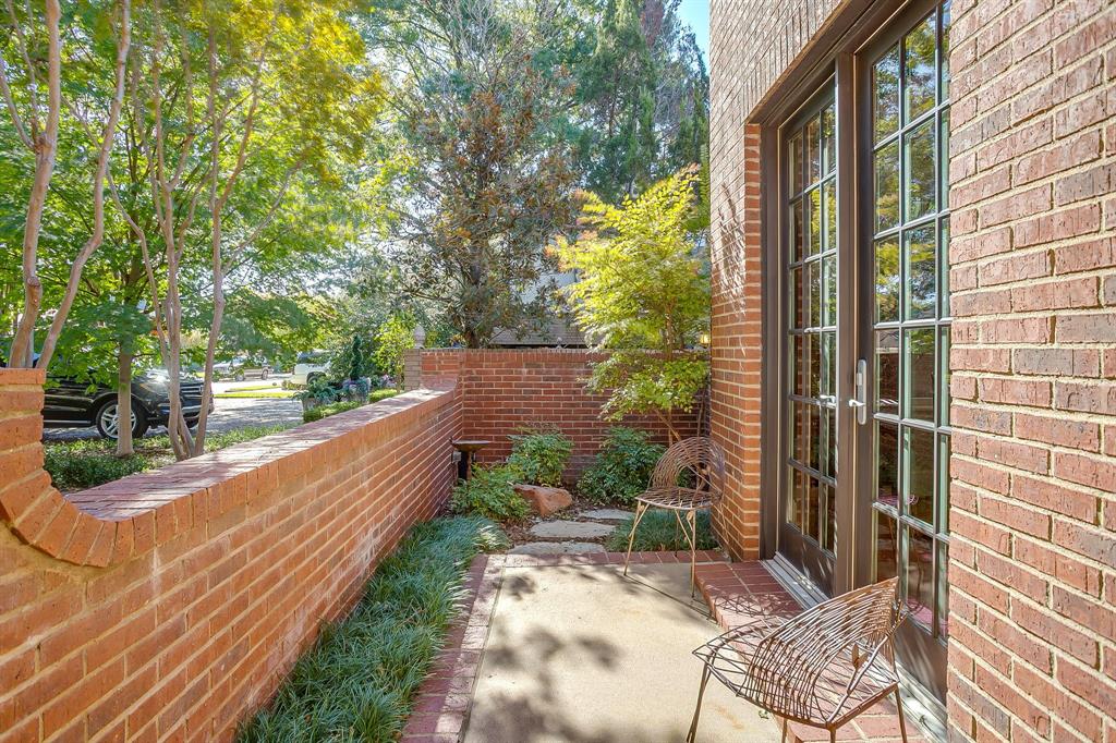 1620 Western Avenue Fort Worth, TX 76107 - Photo 40 of 40 a view of a balcony with chairs