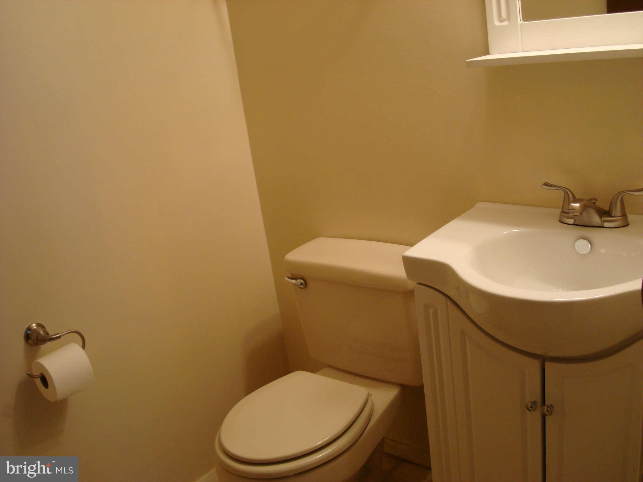 533 Fuselage Avenue Baltimore, MD 21221 - Photo 11 of 27 Bath