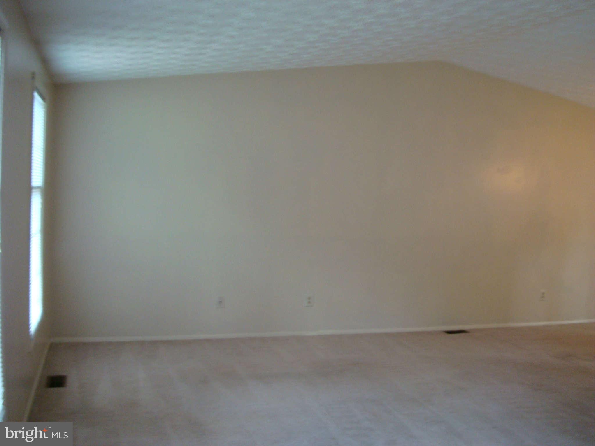 533 Fuselage Avenue Baltimore, MD 21221 - Photo 4 of 27 Living Room