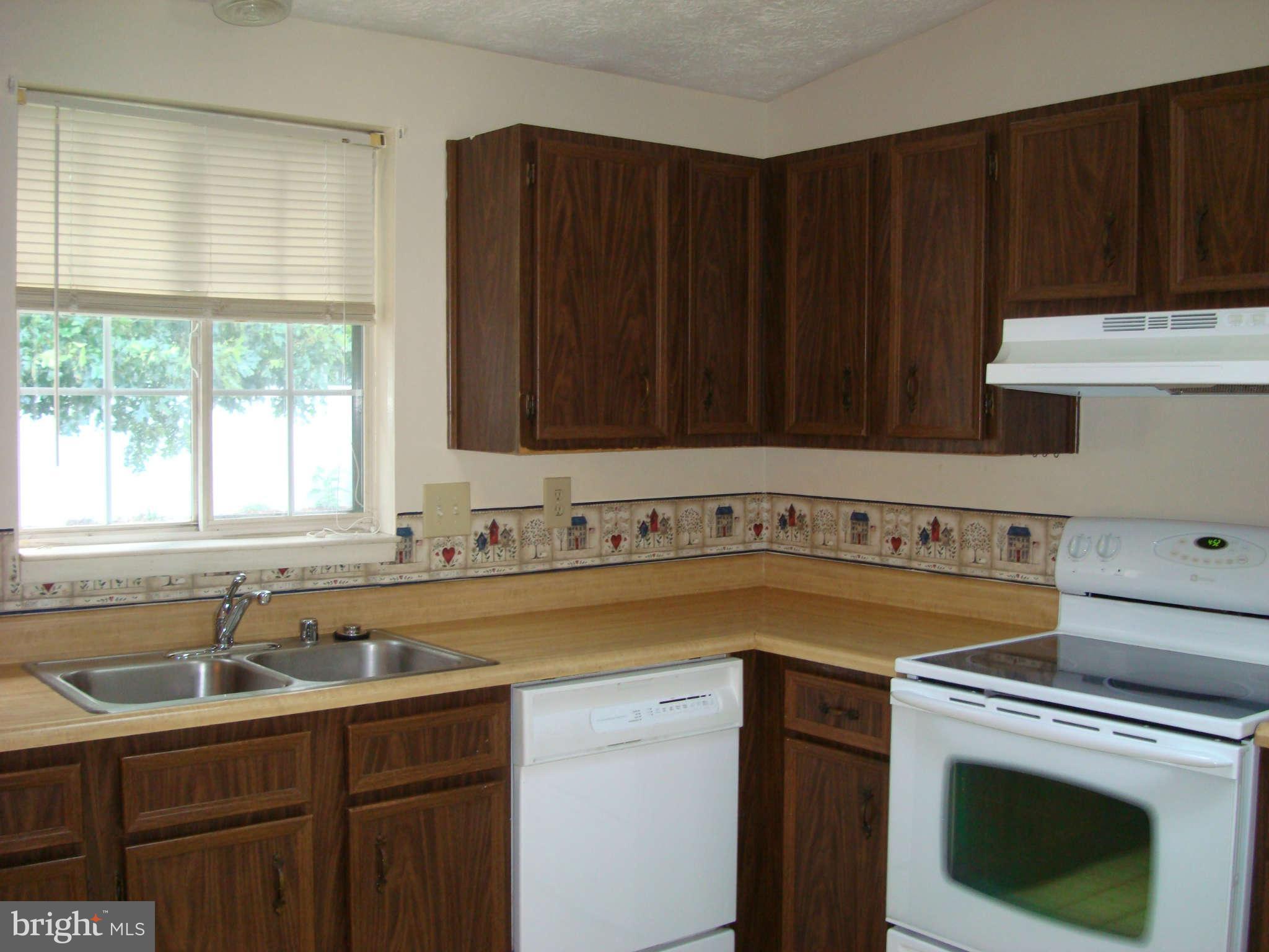 533 Fuselage Avenue Baltimore, MD 21221 - Photo 5 of 27 Kitchen