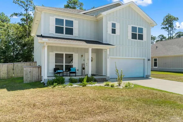 a view of a house with backyard and garden
