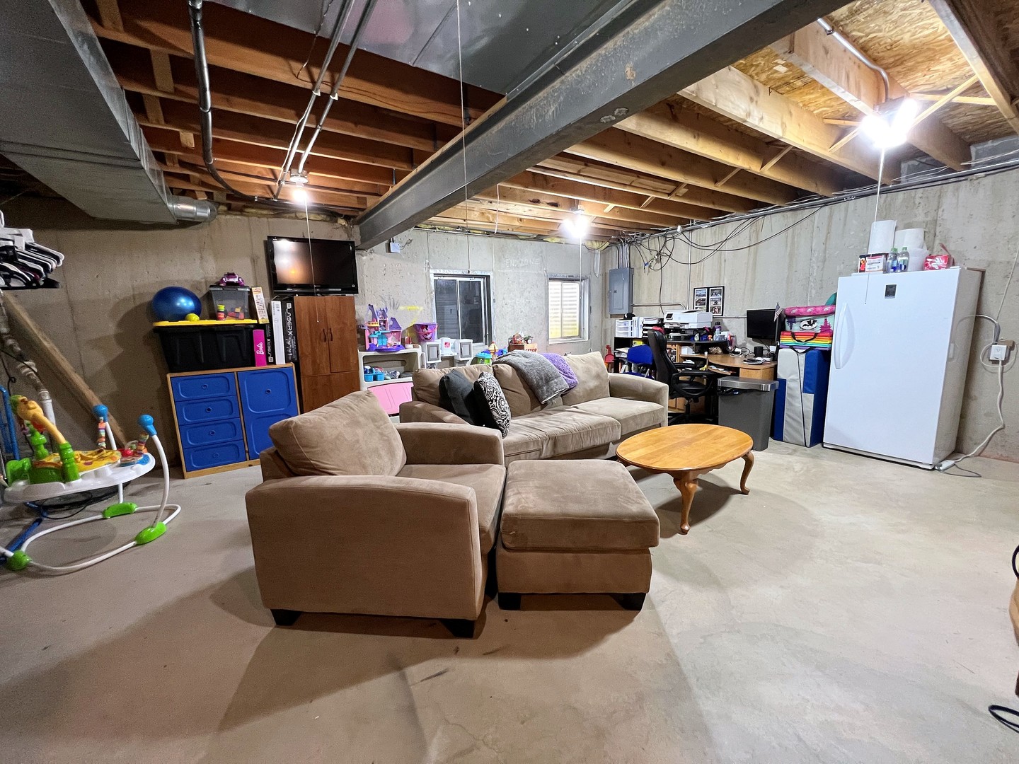 8563 Scheer Drive, Unit 8563 Tinley Park, IL 60487 - Photo 25 of 30 a living room with furniture