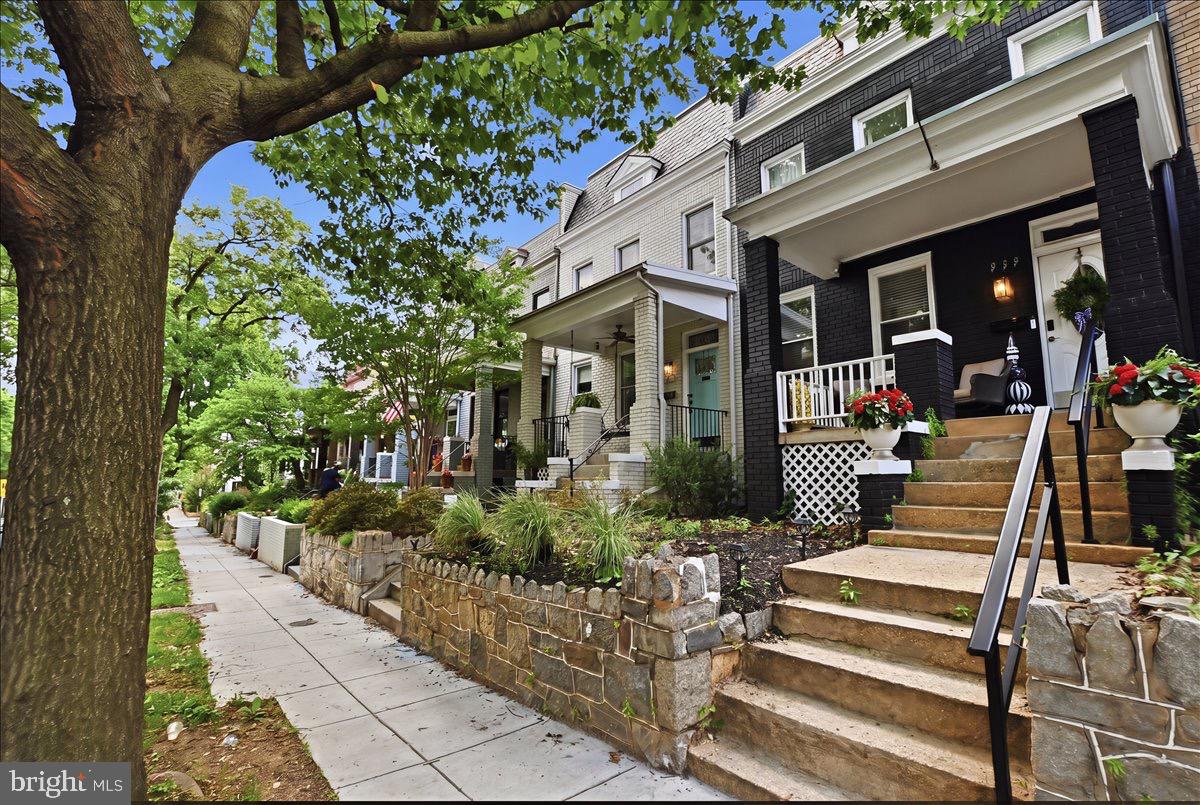 939 15th Street Southeast Washington, DC 20003 - Photo 1 of 19