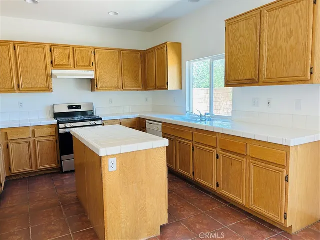 $2,300 | 13145 Falcon Trail, Victorville, CA 92392