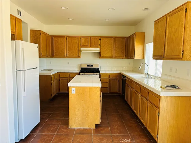 $2,300 | 13145 Falcon Trail, Victorville, CA 92392