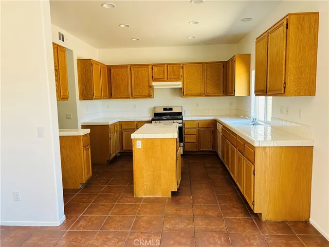 $2,300 | 13145 Falcon Trail, Victorville, CA 92392