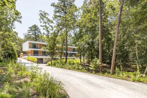 $5,995,000 | 8 Barnes Avenue, East Hampton, NY 11937