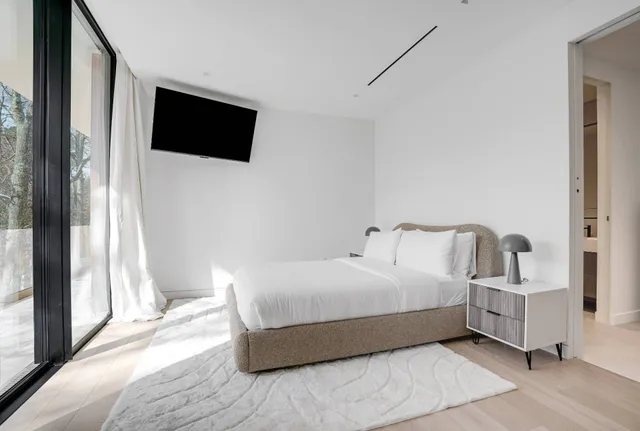 $5,995,000 | 8 Barnes Avenue, East Hampton, NY 11937