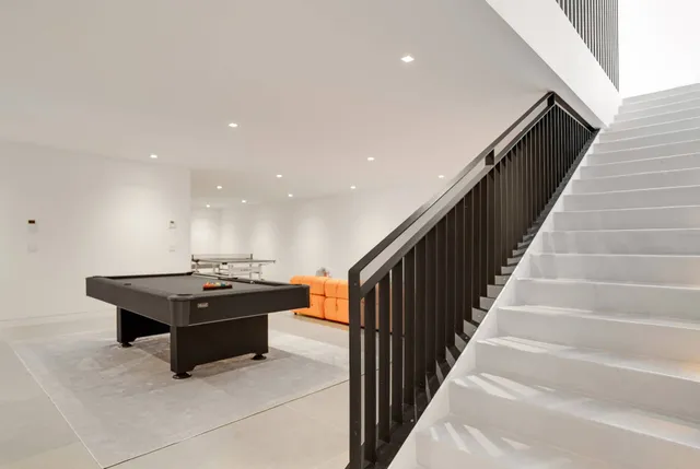 $5,995,000 | 8 Barnes Avenue, East Hampton, NY 11937