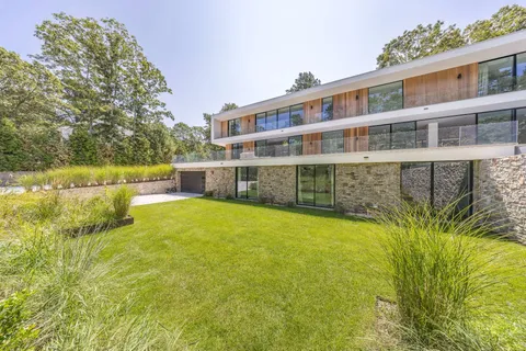$5,995,000 | 8 Barnes Avenue, East Hampton, NY 11937