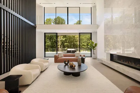 $5,995,000 | 8 Barnes Avenue, East Hampton, NY 11937