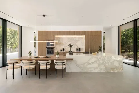 $5,995,000 | 8 Barnes Avenue, East Hampton, NY 11937