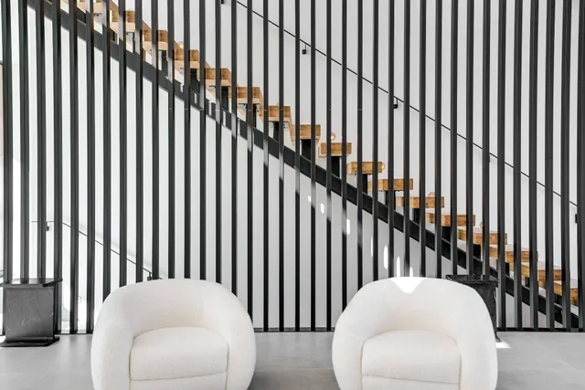 $5,995,000 | 8 Barnes Avenue, East Hampton, NY 11937