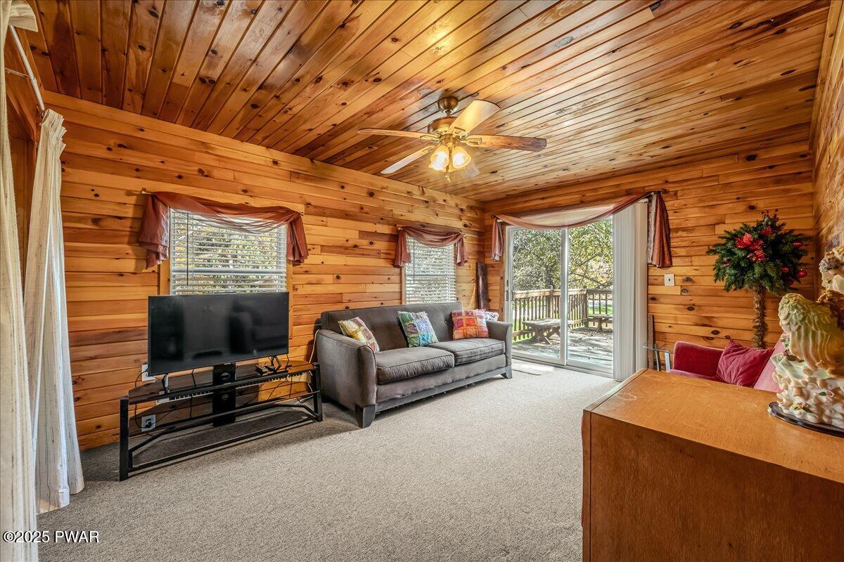 127 Wynooska Road Greentown, PA 18426 - Photo 16 of 32 Family Room