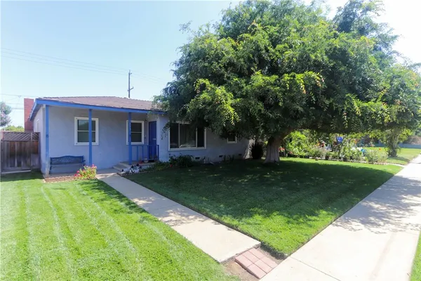 a view of a house with a yard