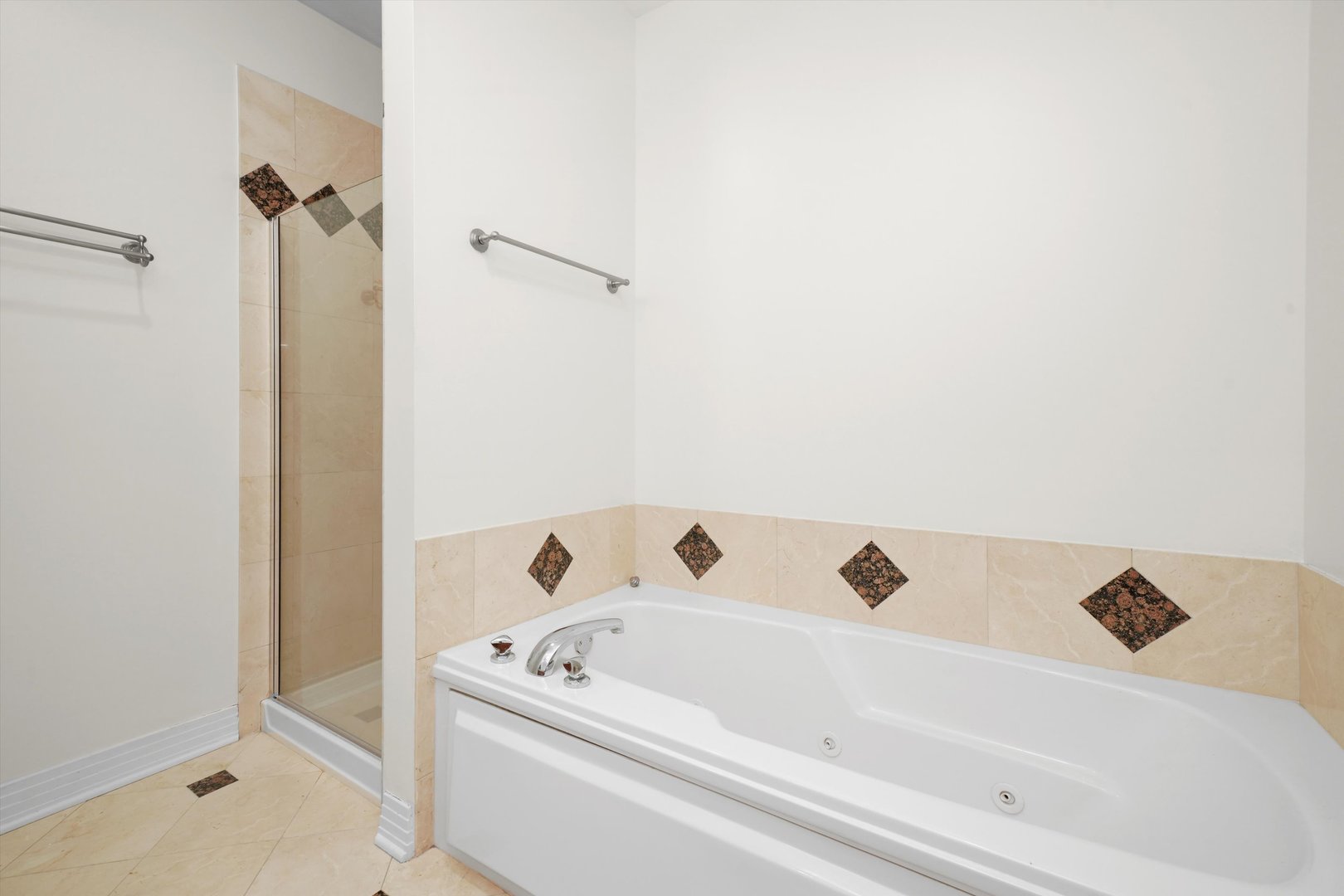 1055 West Monroe Street, Unit A Chicago, IL 60607 - Photo 18 of 28 a bathroom with a bathtub