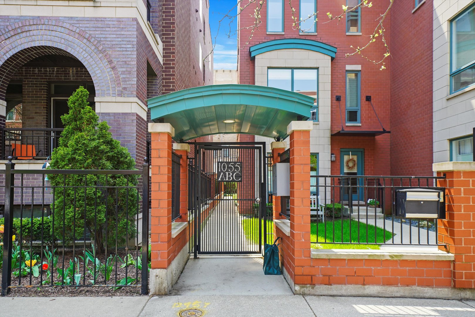1055 West Monroe Street, Unit A Chicago, IL 60607 - Photo 27 of 28 a front view of a house