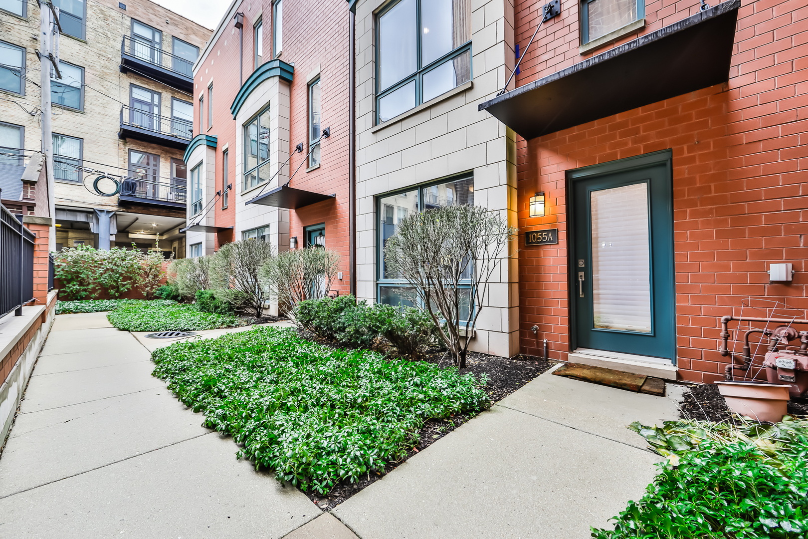 1055 West Monroe Street, Unit A Chicago, IL 60607 - Photo 3 of 28 a front view of a building with garden
