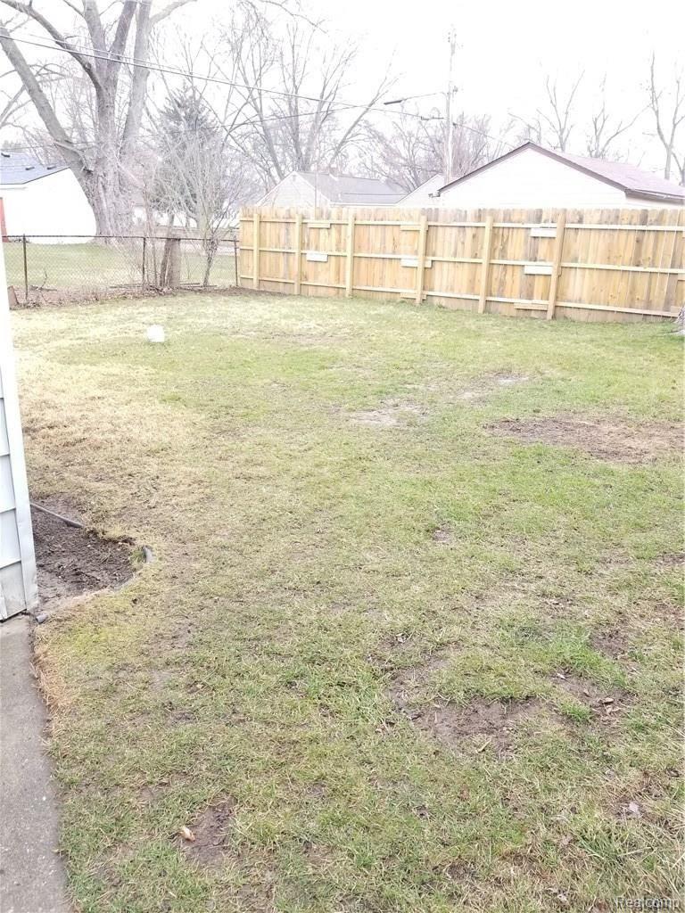 15093 Merriman Road Livonia, MI 48154 - Photo 10 of 11 Spacious rear yard