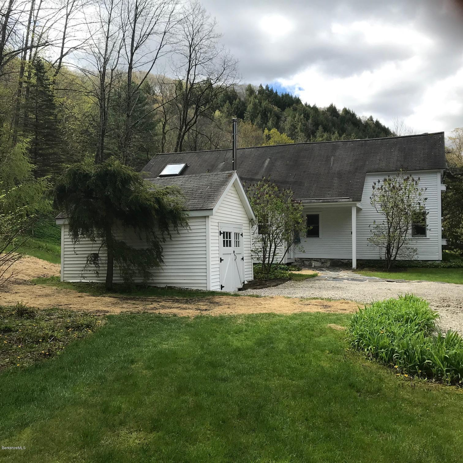 Picture of Garage and house