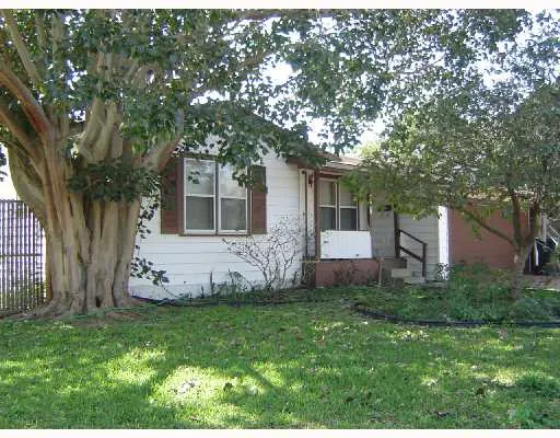 a view of a house with backyard