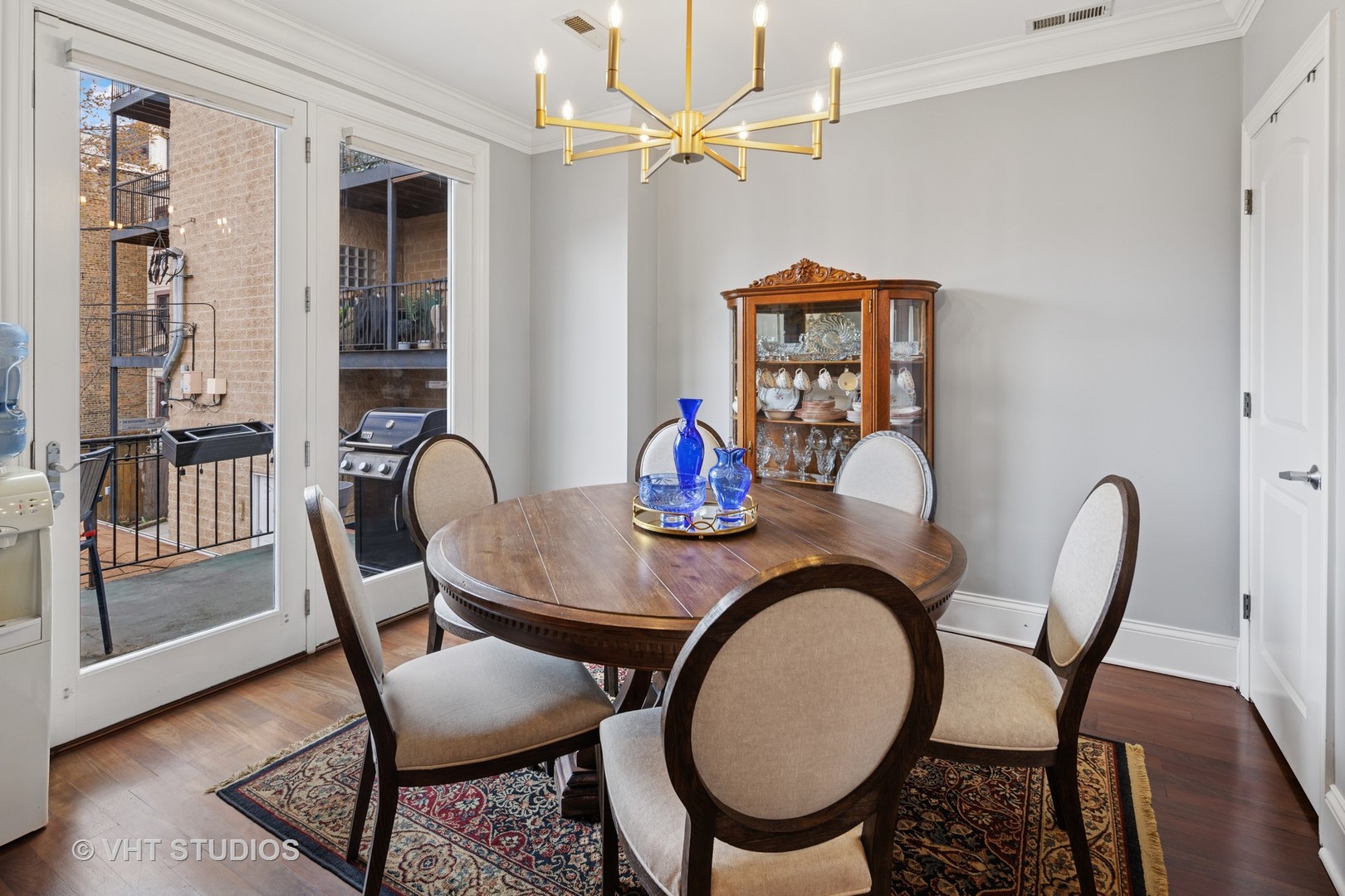 1608 West Grace Street Chicago, IL 60613 - Photo 8 of 25 a table and chairs in a room