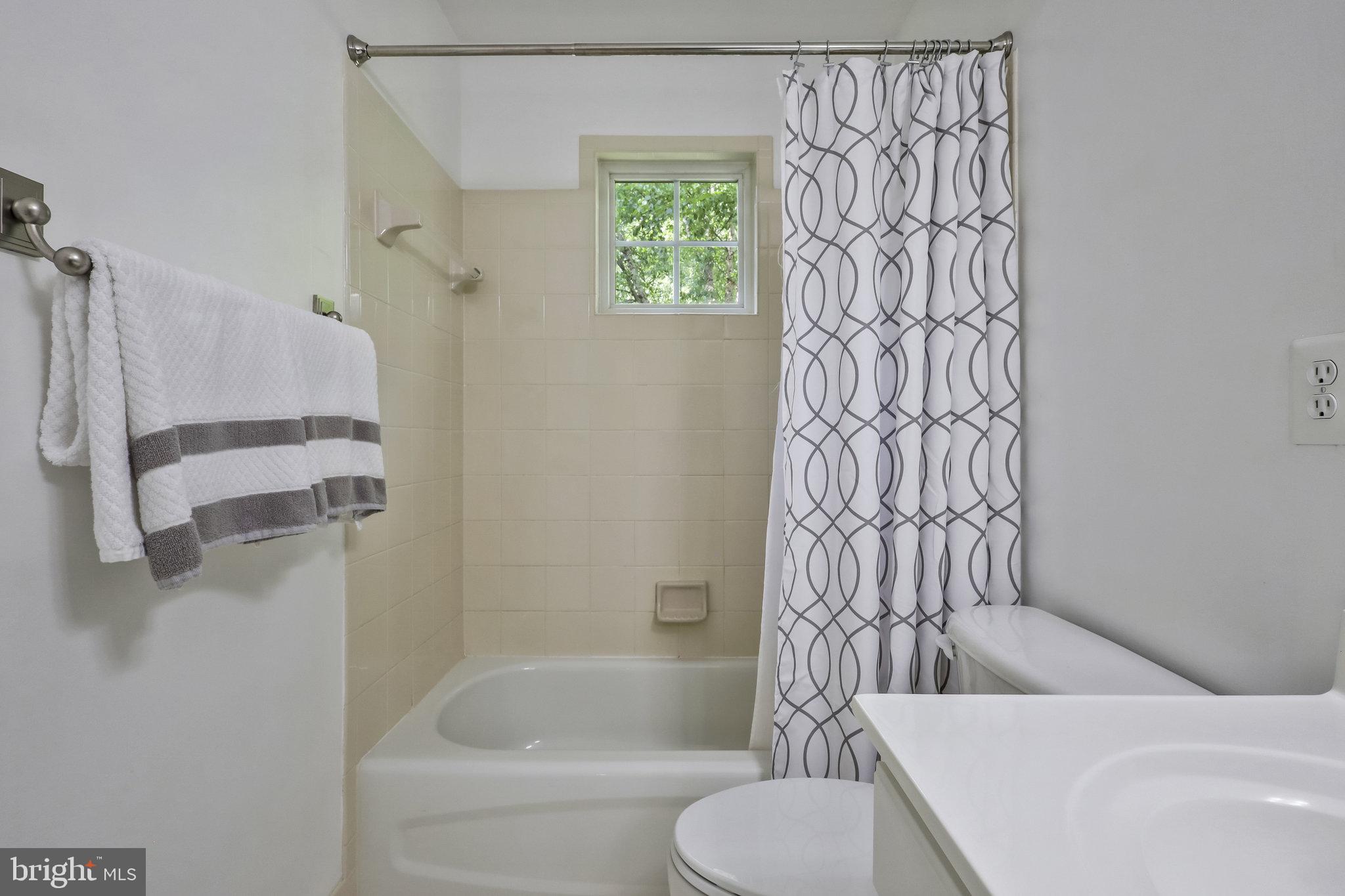 7715 Ridgepark Court Springfield, VA 22153 - Photo 38 of 69 Hallway Bathroom