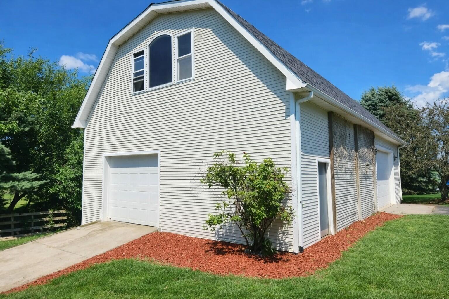6640 Wolf Lake Road Jackson, MI 49201 - Photo 20 of 22 side of Barn with door