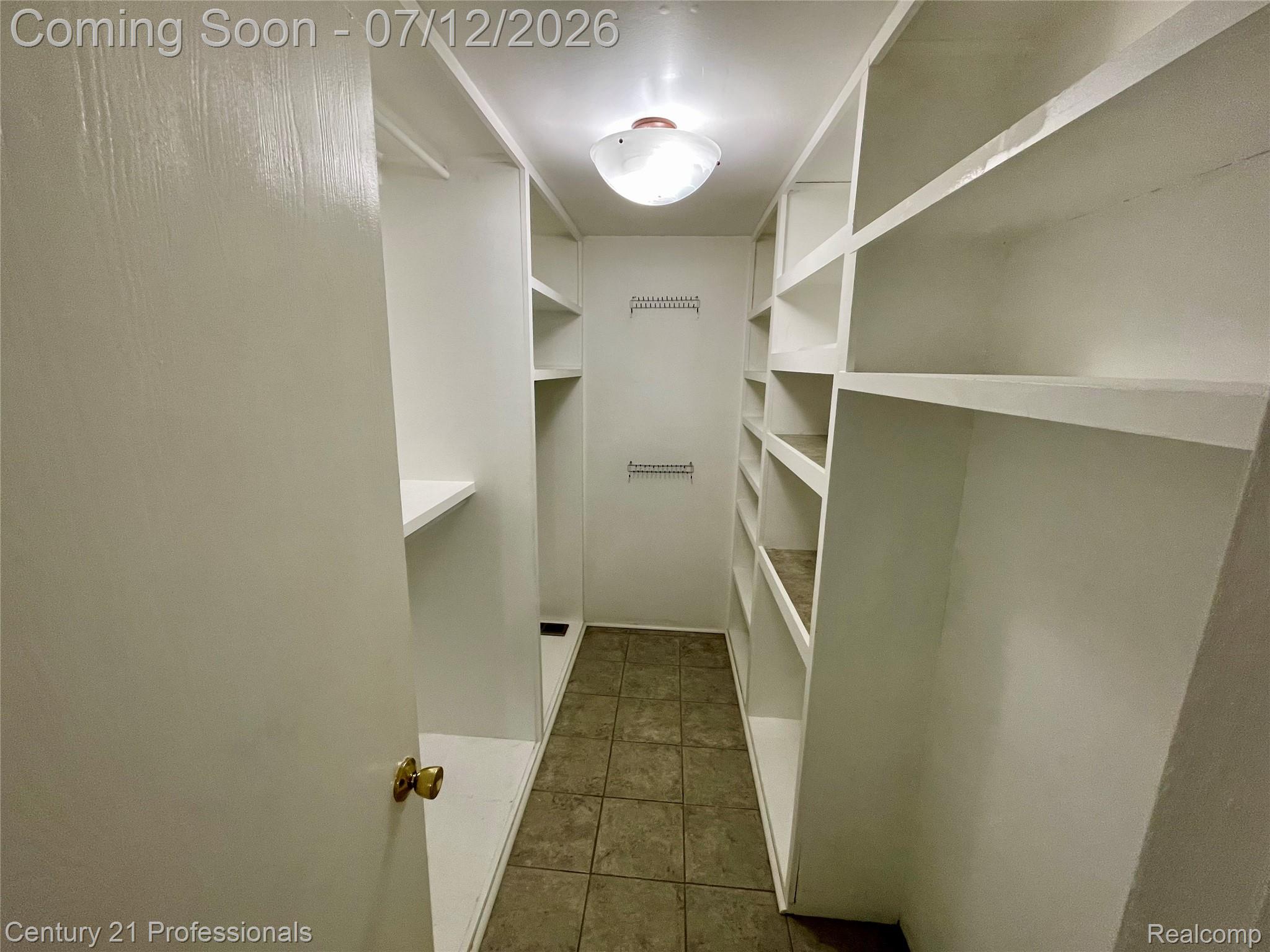 1816 Burning Bush Court Rochester, MI 48309 - Photo 22 of 38 34.jpg