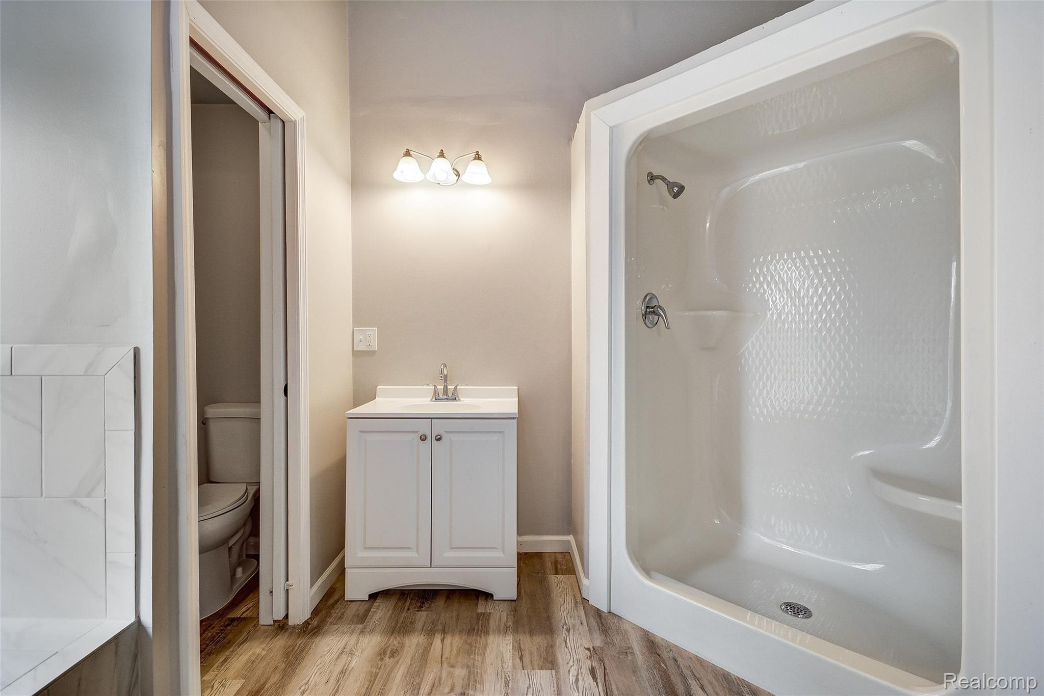8110 Linden Road Fenton, MI 48430 - Photo 10 of 58 Master Bath