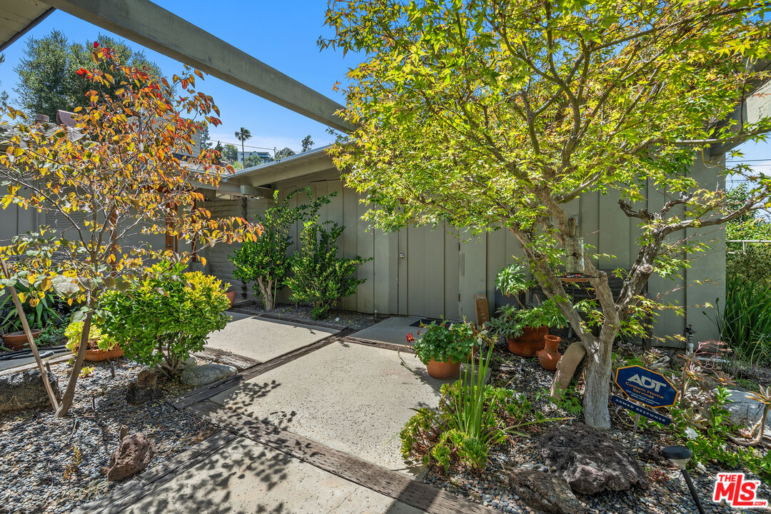 3641 Woodcliff Road Los Angeles, CA 91403 - Photo 3 of 26