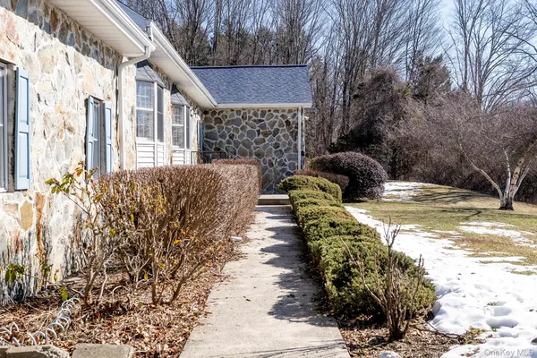 a view of a house with backyard
