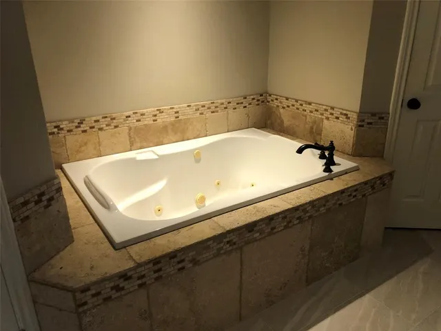 $2,950 | 10172 Wandering Way Street, Benbrook, TX 76126