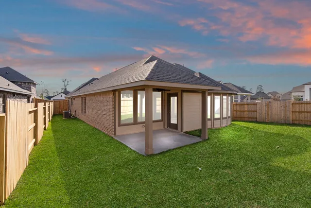 $369,990 | 1068 Shl Crk Trail, Conroe, TX 77304